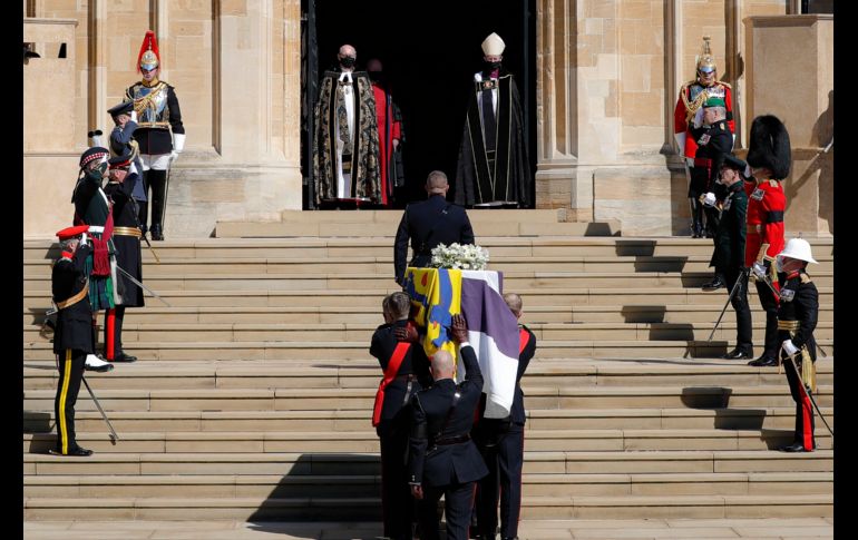 El féretro de Felipe de Edimburgo llega hasta los escalones de entrada de la capilla de San Jorge. AP / K. Wigglesworth