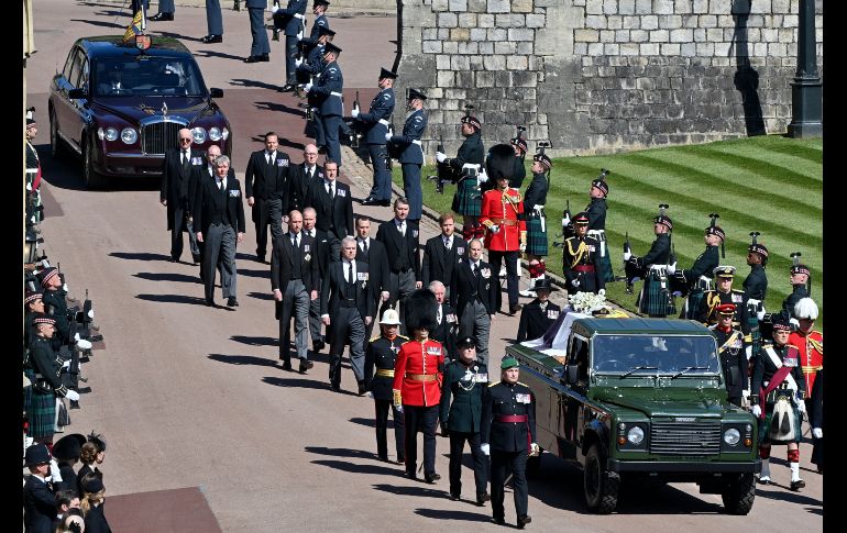 La familia real acompaña a pie el féretro, durante un breve cortejo fúnebre por los jardines del castillo. AFP/ J. Tallis