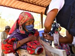 Un centenar de indígenas wixárika recibieron este viernes el inmunizante chino CanSino Biologics. ESPECIAL / Gobierno de Jalisco