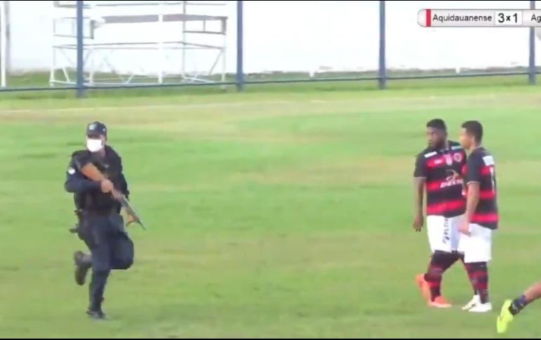 En el futbol la violencia se salió de contexto en un juego del campeonato regional de Sur-Mato-Grossense, en medio de una fresca, la policía le disparó a los jugadores. ESPECIAL
