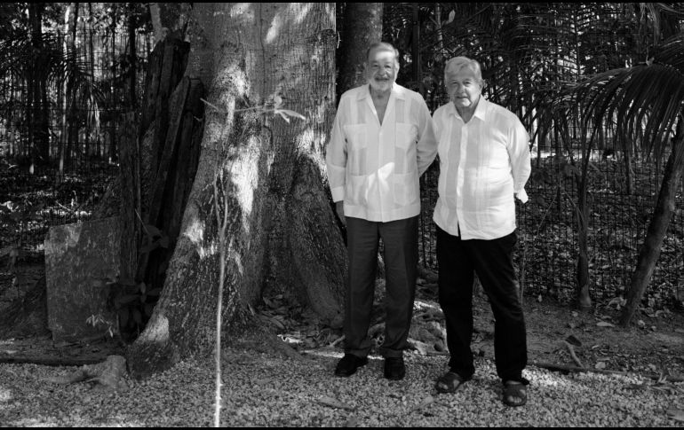 AMLO publicó una fotografía en blanco y negro, ambos vestidos con guayaberas blancas frente a un árbol. TWITTER / @lopezobrador_