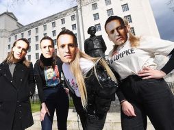 Simpatizantes que usan máscaras de cartón de Alexei Navalny se manifiestan para exigir la liberación de opositor en Londres. EFE/F. Arrizabalaga