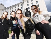 Simpatizantes que usan máscaras de cartón de Alexei Navalny se manifiestan para exigir la liberación de opositor en Londres. EFE/F. Arrizabalaga