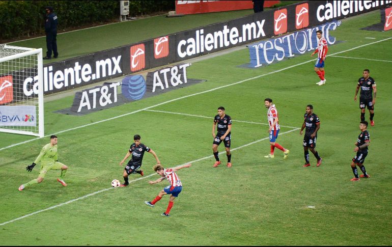 FOGONAZO. Jesús Angulo le metió todo el empeine al balón para fusilar a Benny Díaz y sentenciar el 2-0 sobre Tijuana. IMAGO7