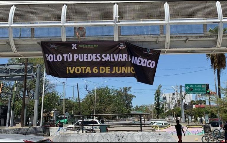Miembros de agrupaciones como el colectivo Xiudadanos Mx, Frena, Unión Popular, Sí por Jalisco y México Libre colocaron lonas en la ZMG. ESPECIAL