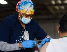 Casi 130 millones de personas de 18 años o más en Estados Unidos han recibido al menos una dosis de alguna de las vacunas disponibles. AFP/ARCHIVO