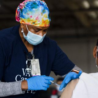 Mitad de adultos en EU reciben vacuna contra COVID