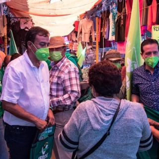 Salvador Cosío promete a tianguistas revisar a inspectores