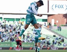 Eduardo Aguirre, de Santos, festeja tras anotar su segundo gol ante el Toluca, en partido en Torreón, Coahuila. AFP/A. Herrera
