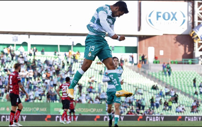Eduardo Aguirre, de Santos, festeja tras anotar su segundo gol ante el Toluca, en partido en Torreón, Coahuila. AFP/A. Herrera