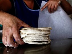 Según los productores, el precio promedio del kilogramo de tortilla debería estar en 20 pesos, pero no lo han querido subir para no afectar la economía de las familias. EL INFORMADOR / ARCHIVO