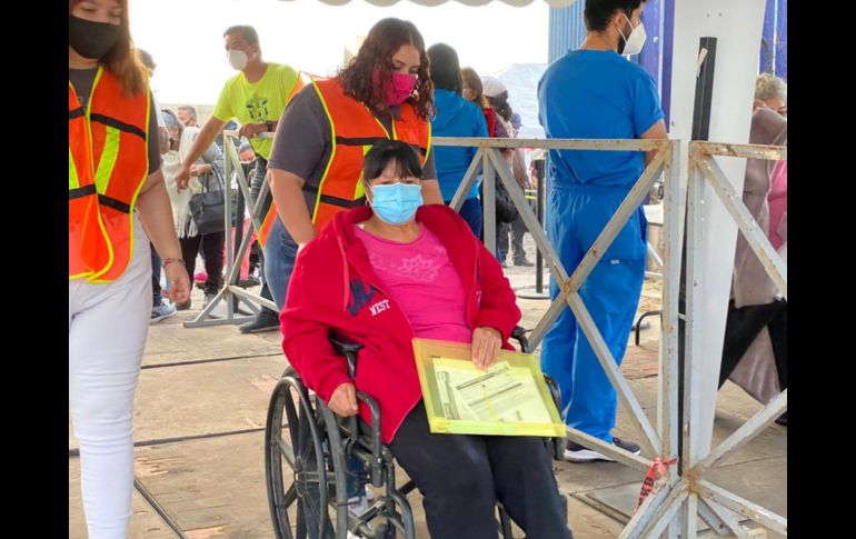 El día de hoy reciben la vacuna aquellas personas que la primera letra de su apellido paterno sea: A, B, C, D, E y F. ESPECIAL / Gobierno de Tonalá