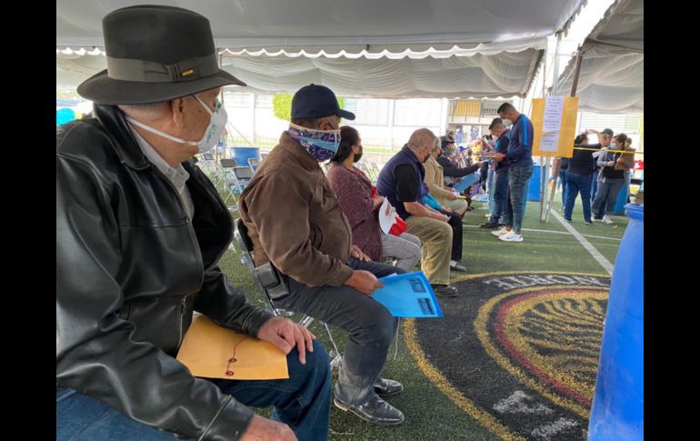 El día de hoy reciben la vacuna aquellas personas que la primera letra de su apellido paterno sea: A, B, C, D, E y F. ESPECIAL / Gobierno de Tonalá