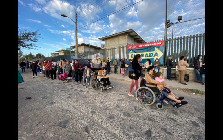 El día de hoy reciben la vacuna aquellas personas que la primera letra de su apellido paterno sea: A, B, C, D, E y F. ESPECIAL / Gobierno de Tonalá