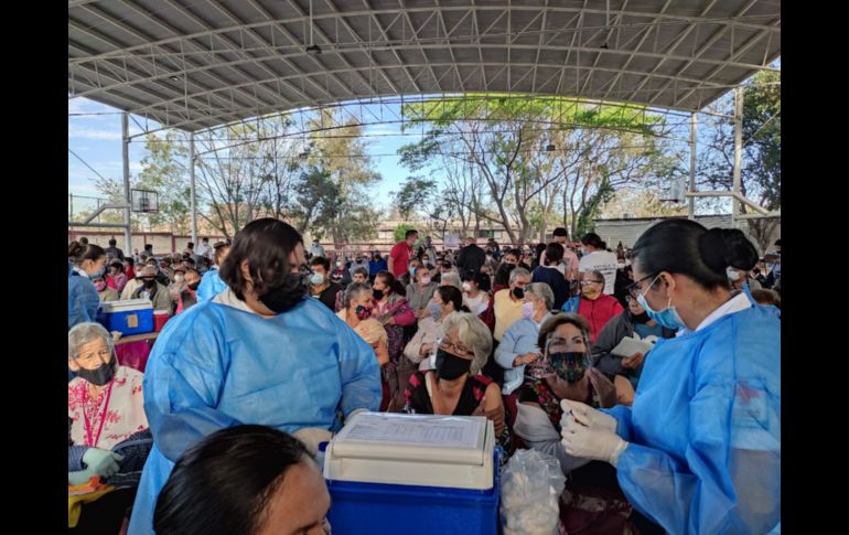 El día de hoy reciben la vacuna aquellas personas que la primera letra de su apellido paterno sea: A, B, C, D, E y F. ESPECIAL / Gobierno de Tonalá
