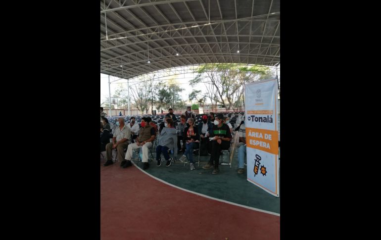 El día de hoy reciben la vacuna aquellas personas que la primera letra de su apellido paterno sea: A, B, C, D, E y F. ESPECIAL / Gobierno de Tonalá
