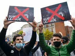 UNIDOS. Aficionados de los equipos de la Premier League como el Chelsea y el Manchester City protestaron ayer en contra de la nueva competición. EFE