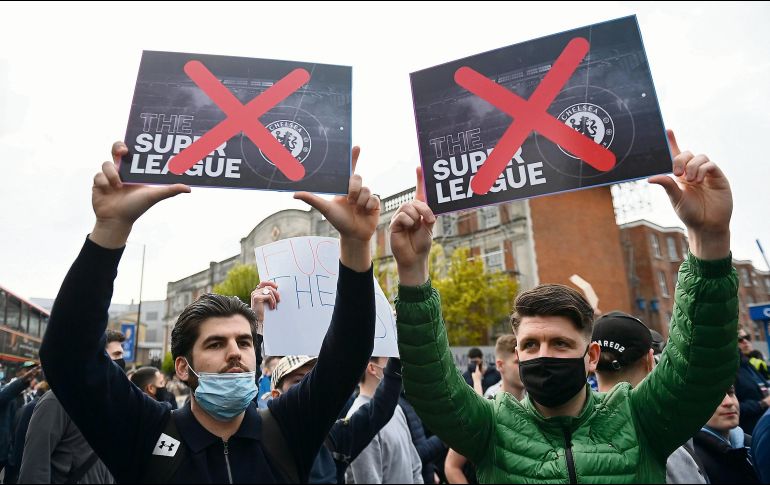 UNIDOS. Aficionados de los equipos de la Premier League como el Chelsea y el Manchester City protestaron ayer en contra de la nueva competición. EFE