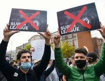 UNIDOS. Aficionados de los equipos de la Premier League como el Chelsea y el Manchester City protestaron ayer en contra de la nueva competición. EFE