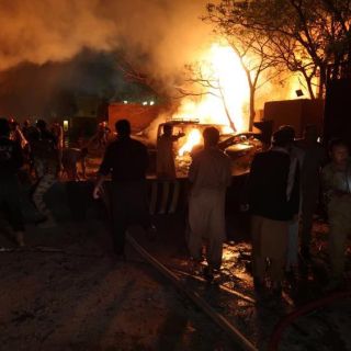 Explota bomba en estacionamiento de hotel de Pakistán; hay cuatro muertos