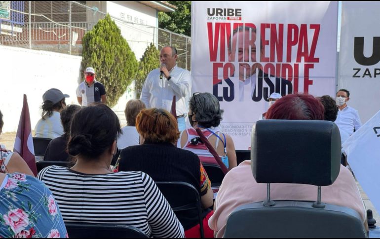 Alberto Uribe durante su visita a la colonia El Colli CTM. ESPECIAL