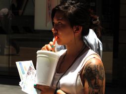 Ante el ambiente caluroso se recomienda tomar abundantes líquidos, vestir con colores claros y utilizar filtró solar. NTX/ ARCHIVO