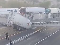 La estructura sólo dañó las cajas de dos tráileres. TWITTER / @PC_SLP