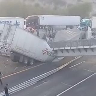 Puente peatonal se desploma sobre tráiler en la carretera Querétaro-San Luis Potosí