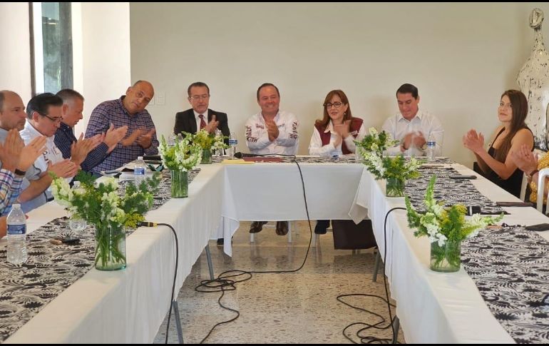 Durante la reunión estuvo presente Yeidckol Polevnsky, delegada de Morena en Jalisco. ESPECIAL