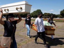 Empleados funerarios protestan este jueves para pedir que el gremio sea priorizado en los planes de vacunación en Brasilia. EFE/J. Alves