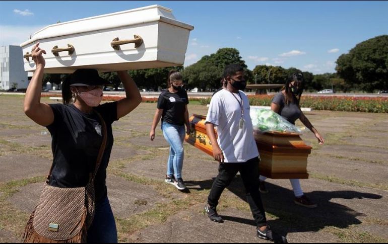 Empleados funerarios protestan este jueves para pedir que el gremio sea priorizado en los planes de vacunación en Brasilia. EFE/J. Alves