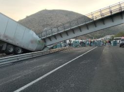 Hasta esta tarde, continúan las maniobras para retirar los restos de la estructura del puente, así como del tráiler que quedó atrapad. TWITTER/@GN_Carreteras