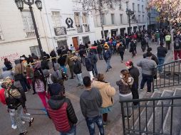 Ciudadanos hacen fila frente a una de las oficinas de las Administraciones de Fondos de Pensiones para hacer retiros parciales de sus ahorros, en Santiago. EFE/ARCHIVO