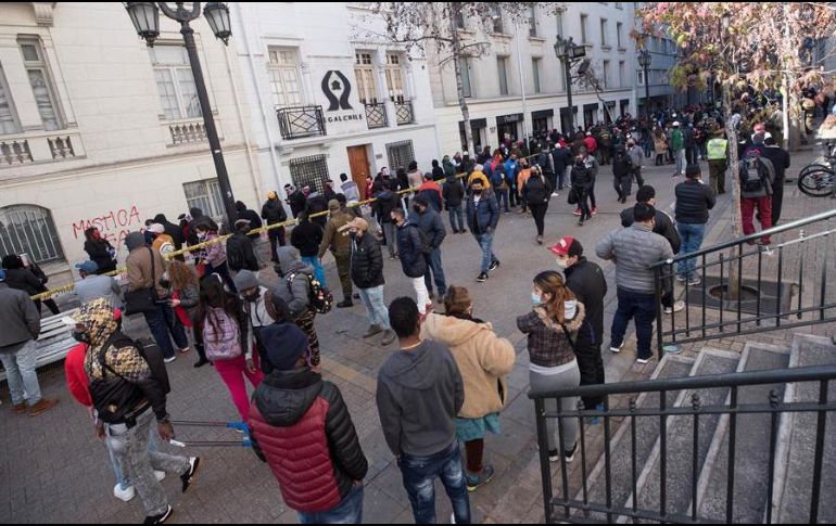 Ciudadanos hacen fila frente a una de las oficinas de las Administraciones de Fondos de Pensiones para hacer retiros parciales de sus ahorros, en Santiago. EFE/ARCHIVO