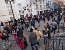 Ciudadanos hacen fila frente a una de las oficinas de las Administraciones de Fondos de Pensiones para hacer retiros parciales de sus ahorros, en Santiago. EFE/ARCHIVO