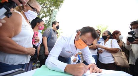 Lemus Navarro firmó compromisos con víctimas de las explosiones del 22 de abril. ESPECIAL