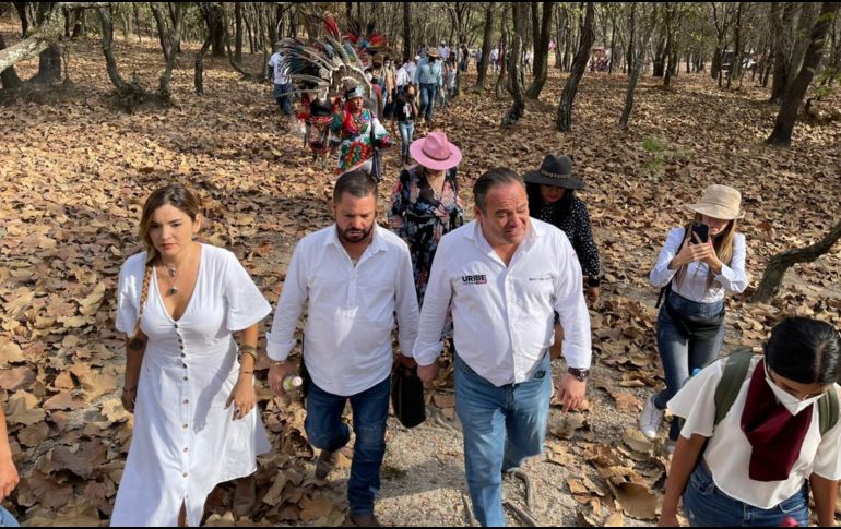Uribe participó en una caminata hacia el interior del bosque en una ceremonia especial. CORTESÍA