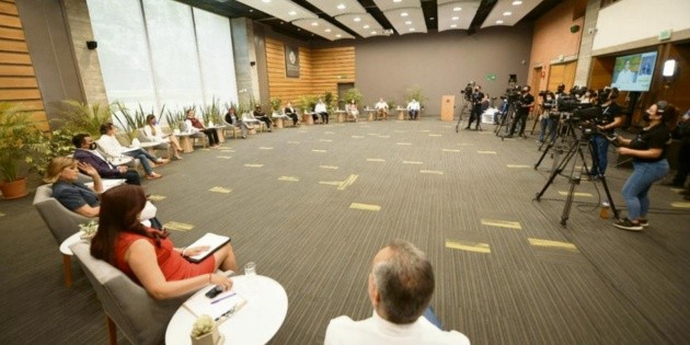 Candidatos tapat&iacute;os discuten agenda de seguridad en el ITESO