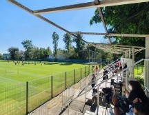 Alrededor de 30 aficionados presenciaron el entrenamiento de este viernes, tratando de alentar a los suyos previo al partido ante Atlas. EL INFORMADOR / A. Ramírez
