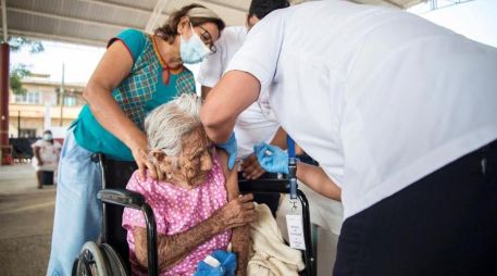 Detallan que en total se han aplicado más de dos millones 200 mil vacunas en el Estado de México. EFE/L. Villalobos