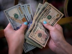 El dólar ligó este viernes siete sesiones intercambiándose en menos de 20 unidades. EFE/ARCHIVO