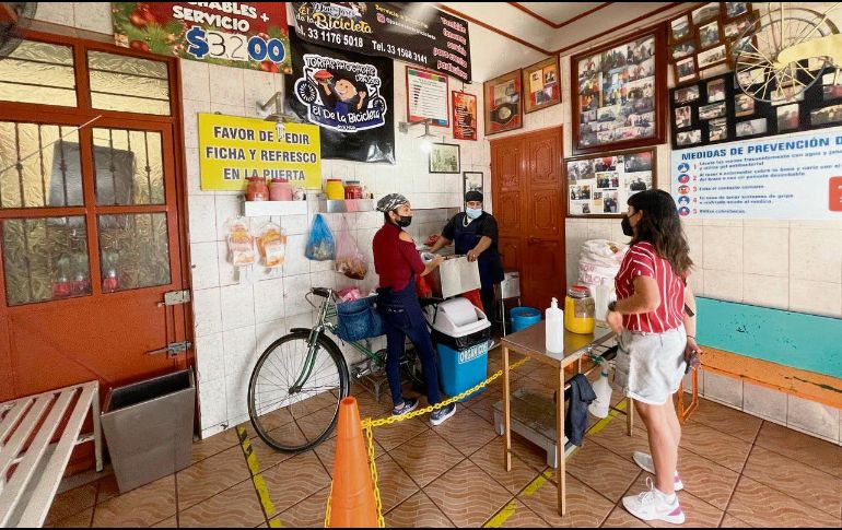 Las tortas Don José ahora están en un local, pero sin dejar la emblemática bicicleta. ESPECIAL