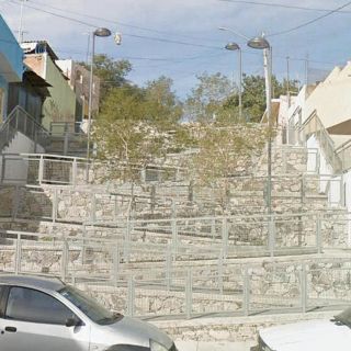 Convierten vertiginosa terracería en una rampa peatonal segura