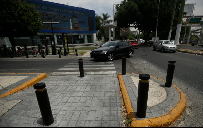 En la Zona Metropolitana de Guadalajara (ZMG) se instalan estos postes cuyo diseño carece de una norma técnica. EL INFORMADOR/F. Atilano
