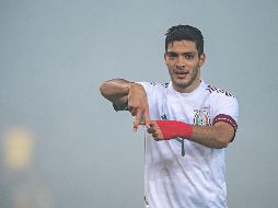 Tanto en los entrenamientos con los Wolves como con la Selección Mexicana, el delantero ha estado usando una protección especial. Imago7