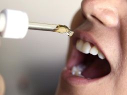 La Administración de Alimentos y Drogas (FDA) recibió informes de personas que requirieron hospitalizaciones, desarrollaron afecciones y murieron después de beber el líquido. EL INFORMADOR / ARCHIVO