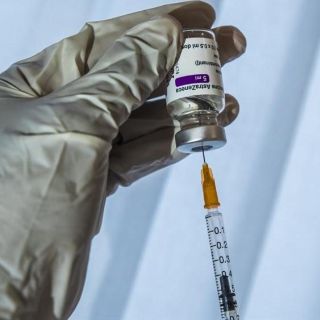 La Cofepris autoriza lotes de la vacuna CanSino envasados en México