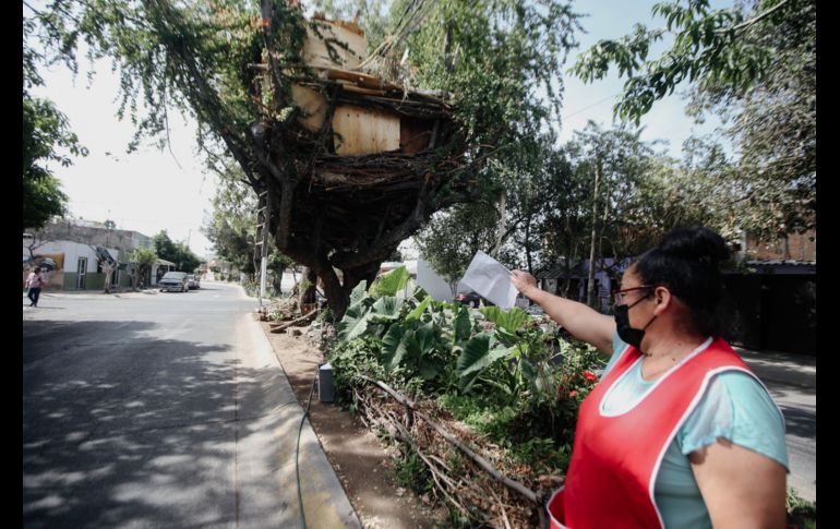 La señora María Elena es una de las vecinas que, aunque no se puede subir a la casa, pide a las autoridades que la respeten. EL INFORMADOR /G. Gallo