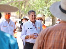 Este sábado, el emecista visitó también la agencia municipal de Huaxtla para presentar sus compromisos de campaña con vecinos del lugar. ESPECIAL