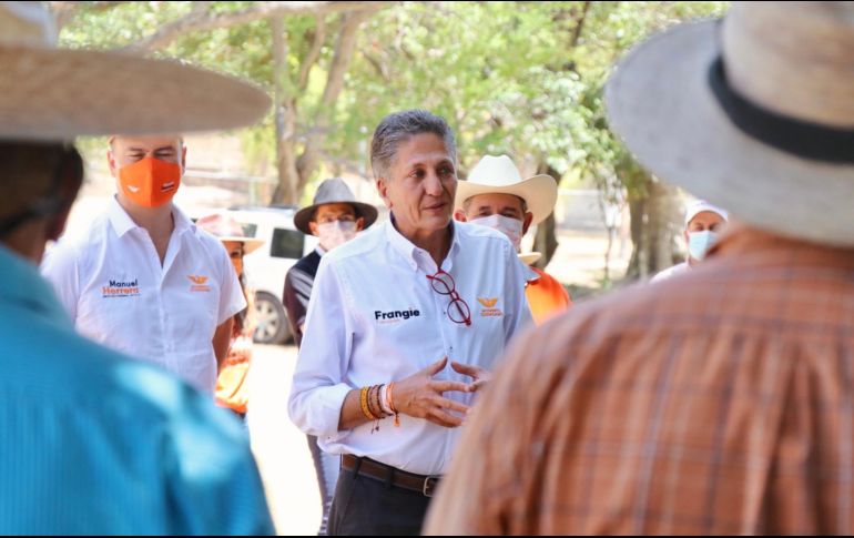 Este sábado, el emecista visitó también la agencia municipal de Huaxtla para presentar sus compromisos de campaña con vecinos del lugar. ESPECIAL